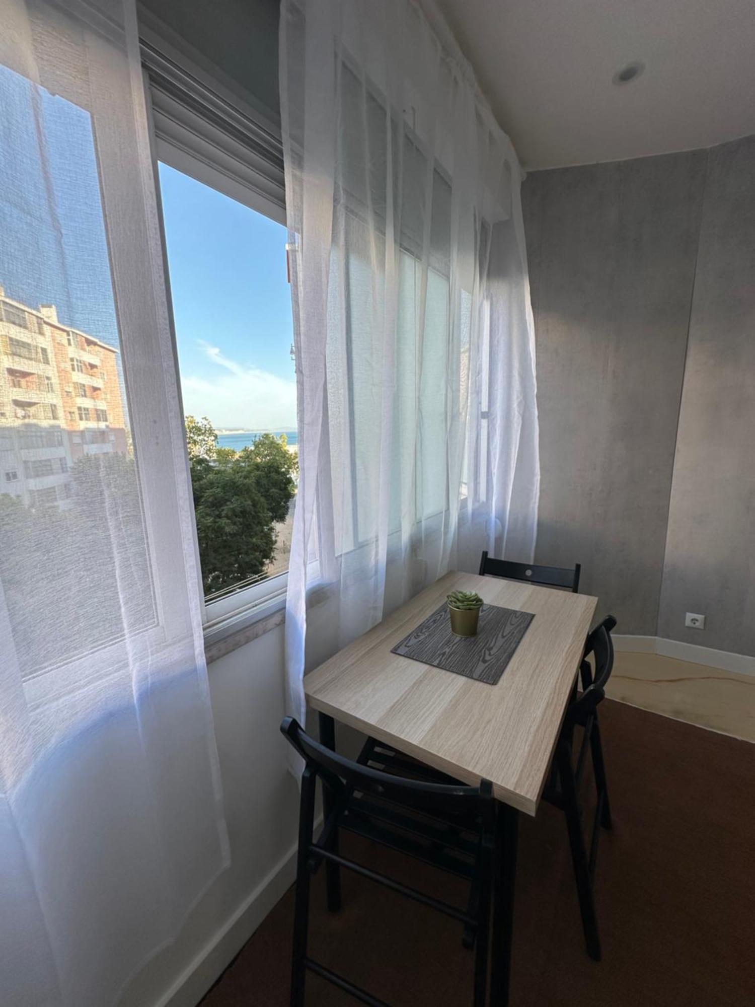 Sea View Apartment & 4 Minutes Walk To The Beach Paco de Arcos Bagian luar foto