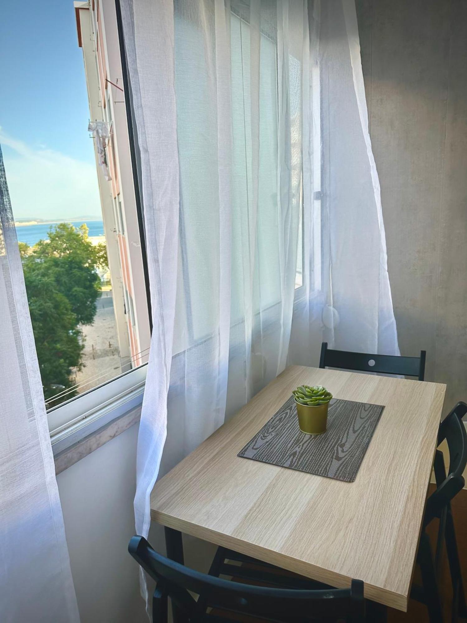 Sea View Apartment & 4 Minutes Walk To The Beach Paco de Arcos Bagian luar foto